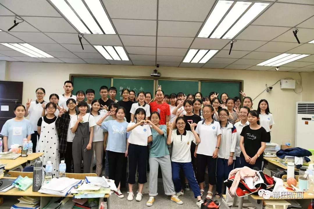 考完啦！莆田考场外上演“00”后深情告白！这些场景都太美~~