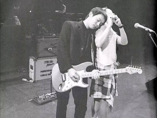 聊一下我喜欢的摇滚音乐以及适合听摇滚的耳机，*放播**器