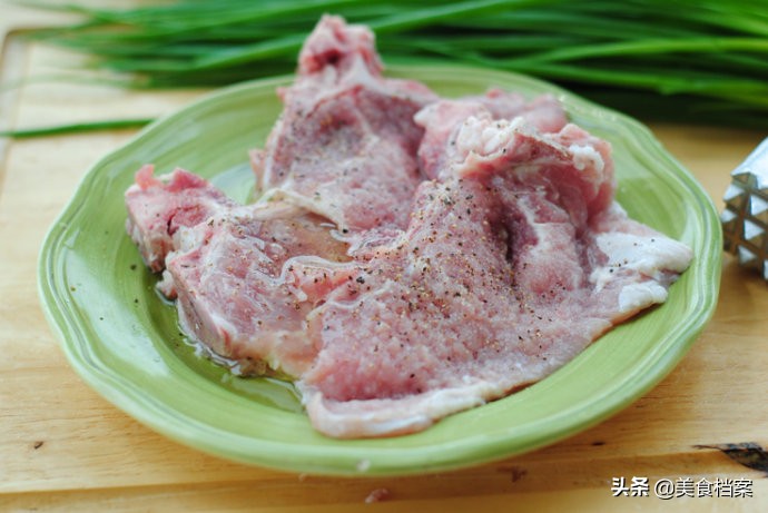 正宗上海葱烧大排的做法，学会这几个窍门，鲜嫩多汁！