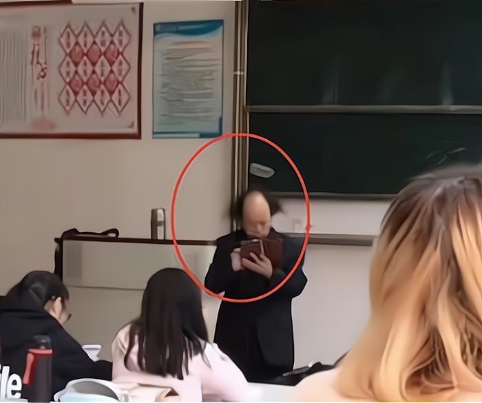 学生偷拍老师尴尬瞬间,学生偷拍老师搞笑图片