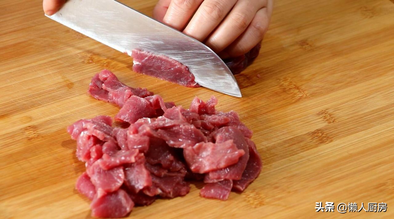 这是牛肉汤的懒人做法,肉嫩无腥味,好喝不油腻,味道香