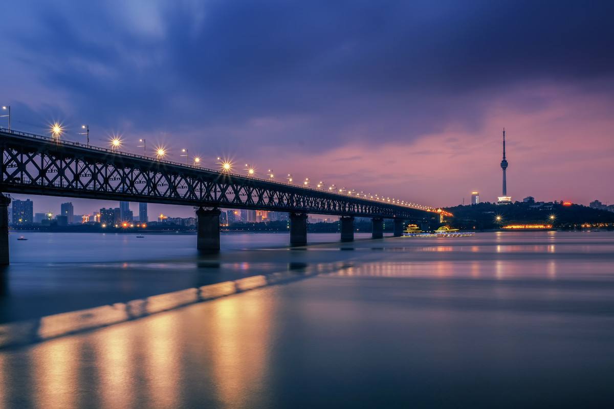 武汉市在九省通衢方面优势不如郑州，人均GDP领先却在全国有优势