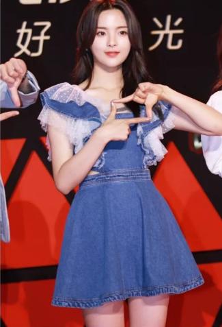 杨超越便宜衣服,杨超越同款紫色上衣黄色裙子