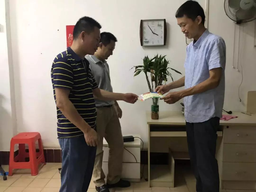 持续推进在职党员进社区志愿服务,在职党员下沉社区开展志愿服务