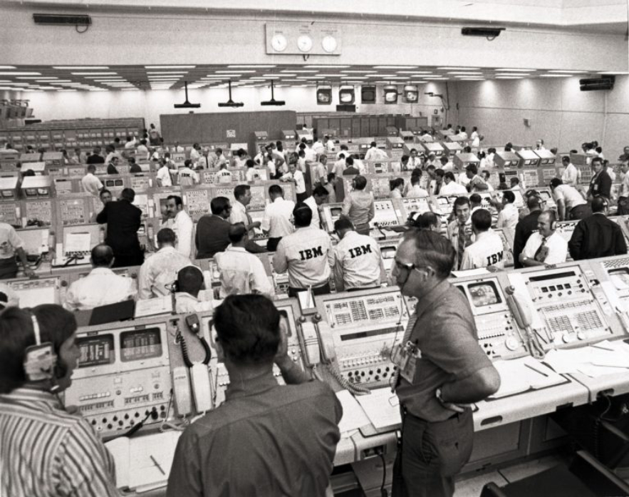 嫦娥五号和阿波罗登月对比照,美国阿波罗登月存在哪些疑点