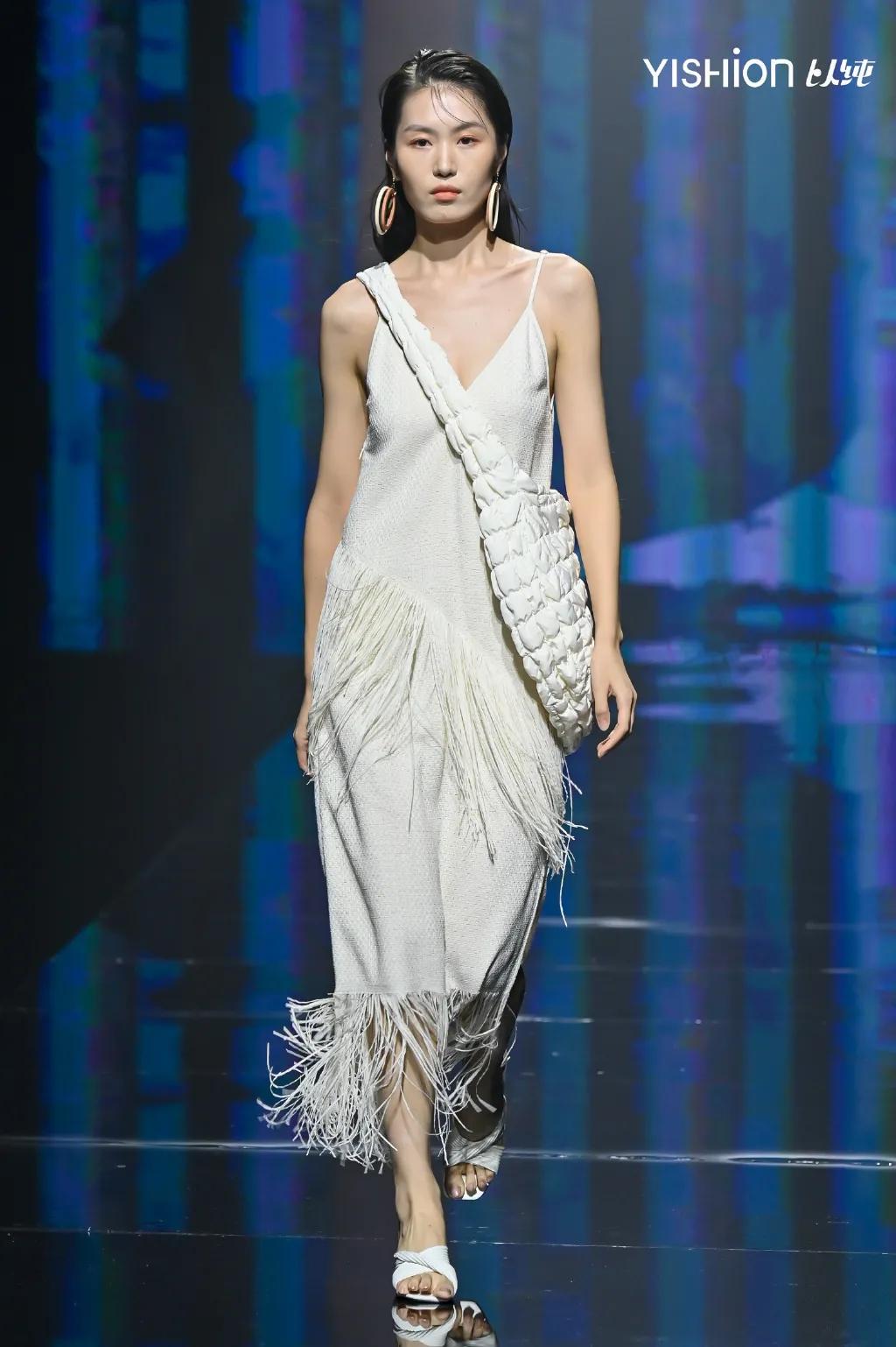 太平鸟刘雯最新设计穿搭,太平鸟刘雯同款白t恤