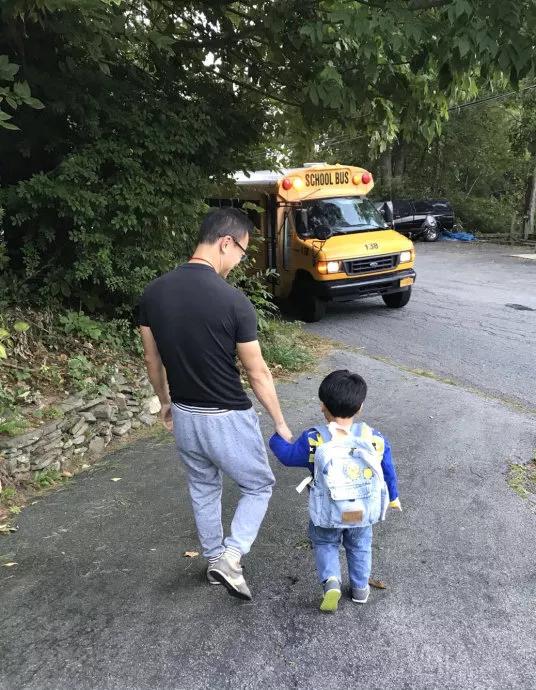 旧牛仔裤的废物利用改造,牛仔裤改双肩背包教程