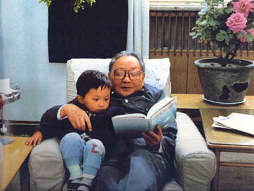 小平同志晚年，指着电视中的自己问这是谁？未见香港回归终成遗憾