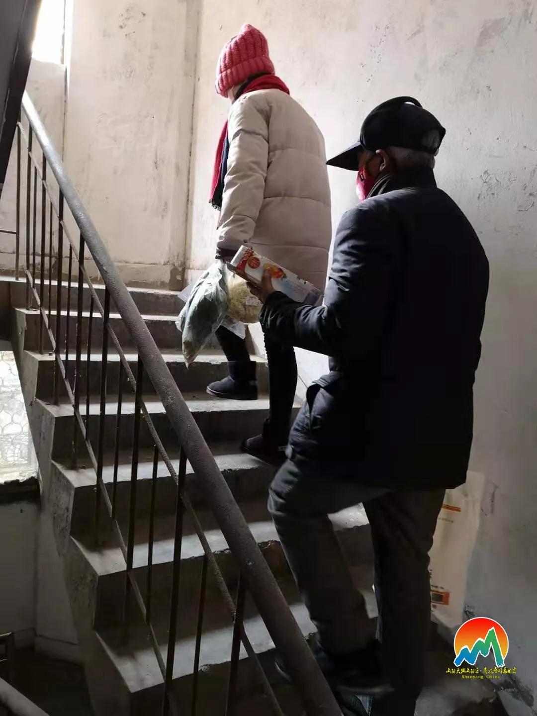 基层党员用行动温暖群众,党员跑腿温暖民心