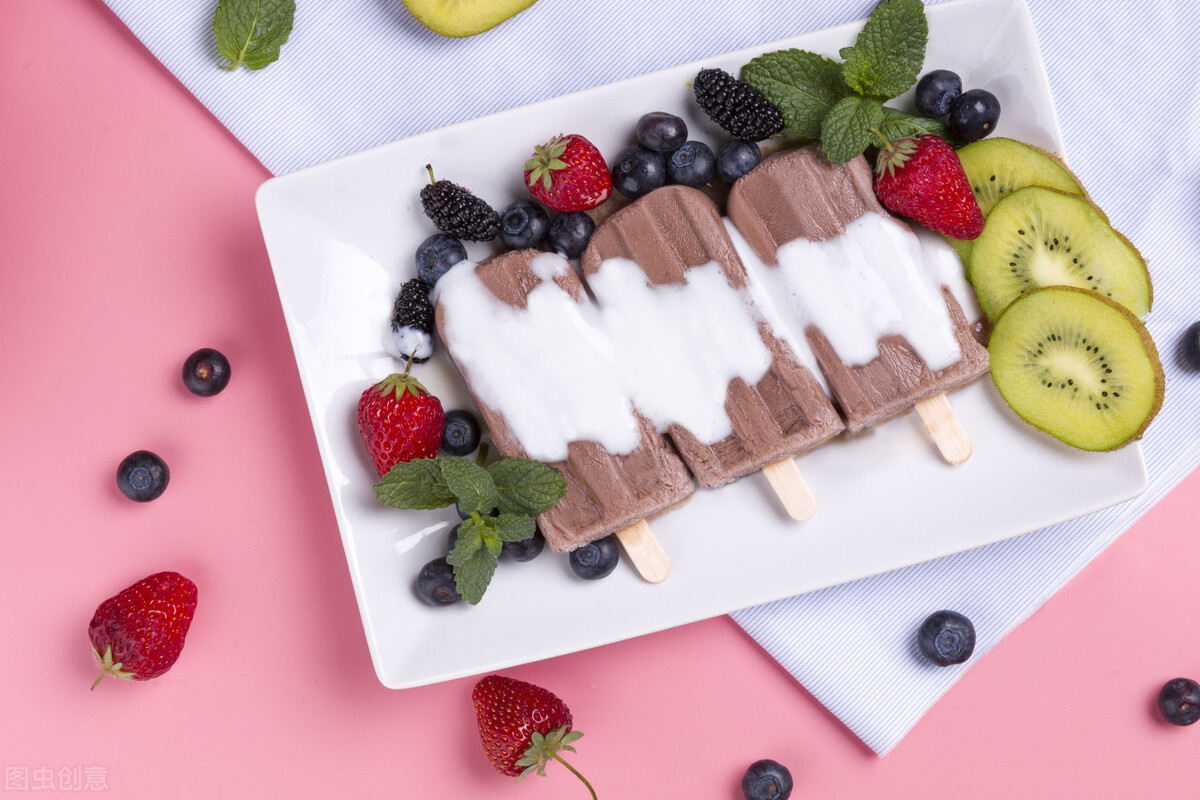 千万不要让小朋友吃太多辛辣和冰冻食品，有些食物相冲相克