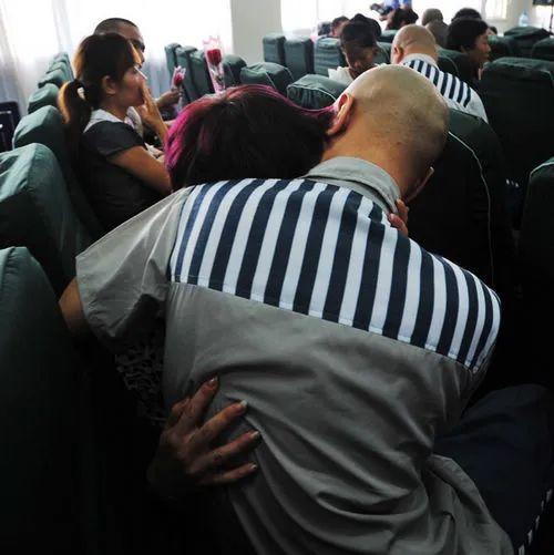 服刑人员入狱能继续交社保吗？家属能帮忙交吗？