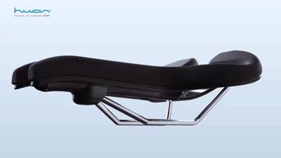 大叔发明了一个镂空车座，堪称骑行时降低屁股疼痛的神器