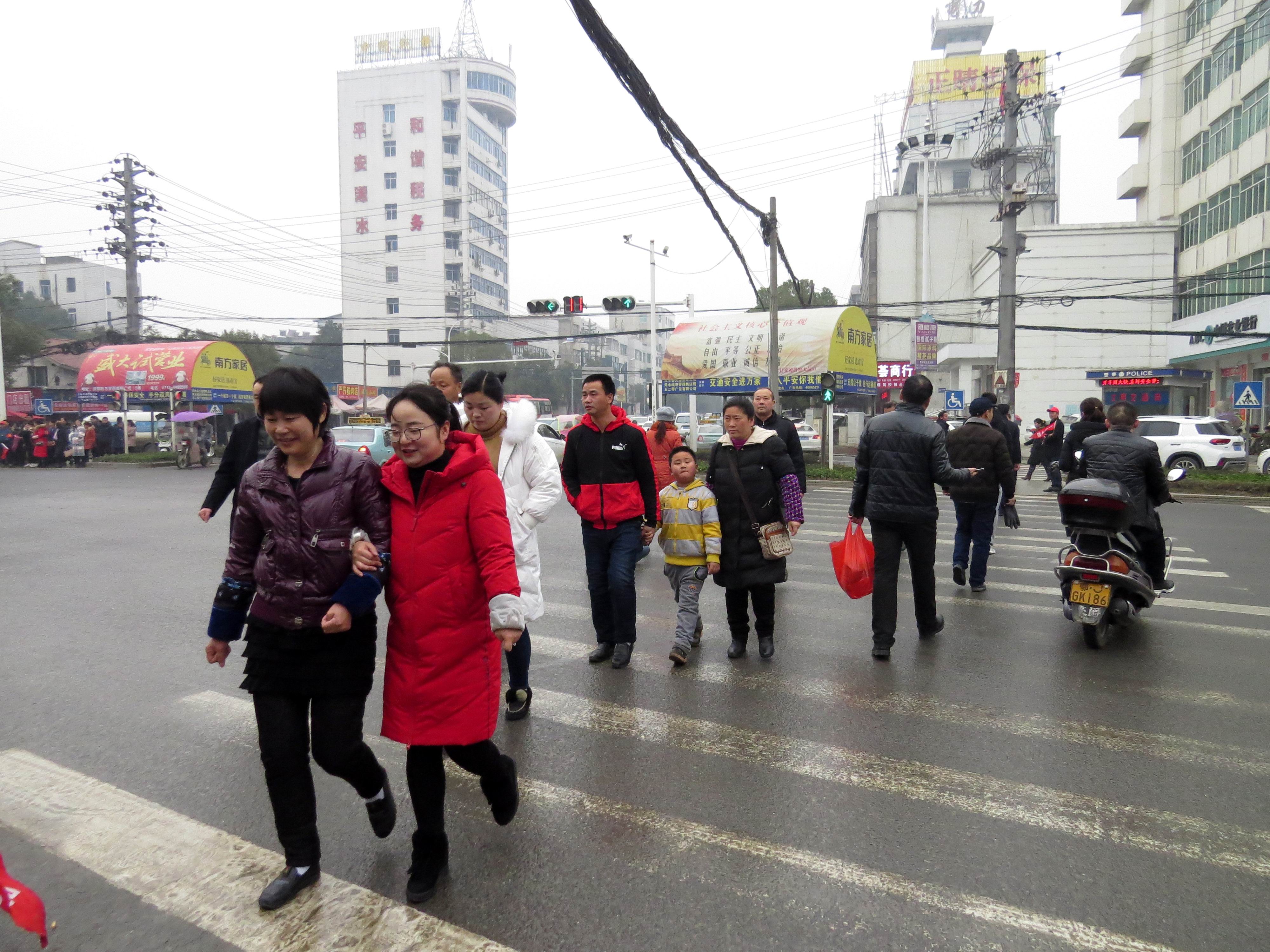 志愿者全员上路共抗疫情,文明出行劝导志愿者在行动