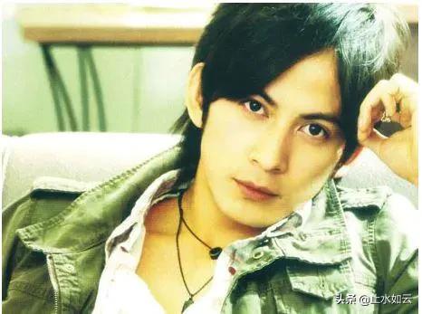 他比王宝强还惨！养儿16年非亲生，再婚怀孩未保住，如今儿子家暴