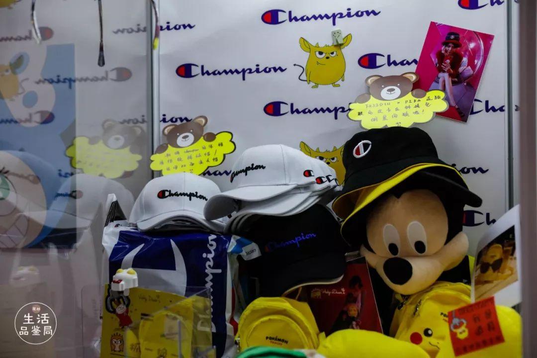 在魔都这家潮牌娃娃机店里，我竟然花了五块钱抓了个AJ