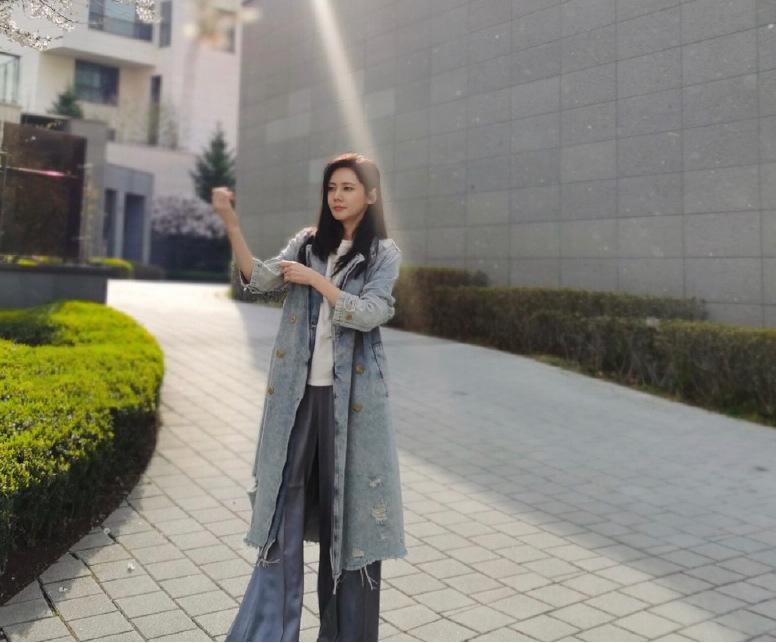 “中国媳妇”秋瓷炫气质不是盖的,穿破洞的外套,依旧让人心动