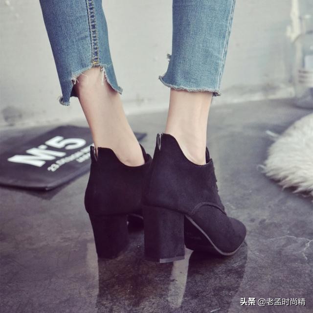 今年最流行的短靴子怎么搭配,今年流行爆款短靴细跟