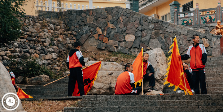河南嵩山少林寺中心武校,有个很小的孩子在少林寺学武术