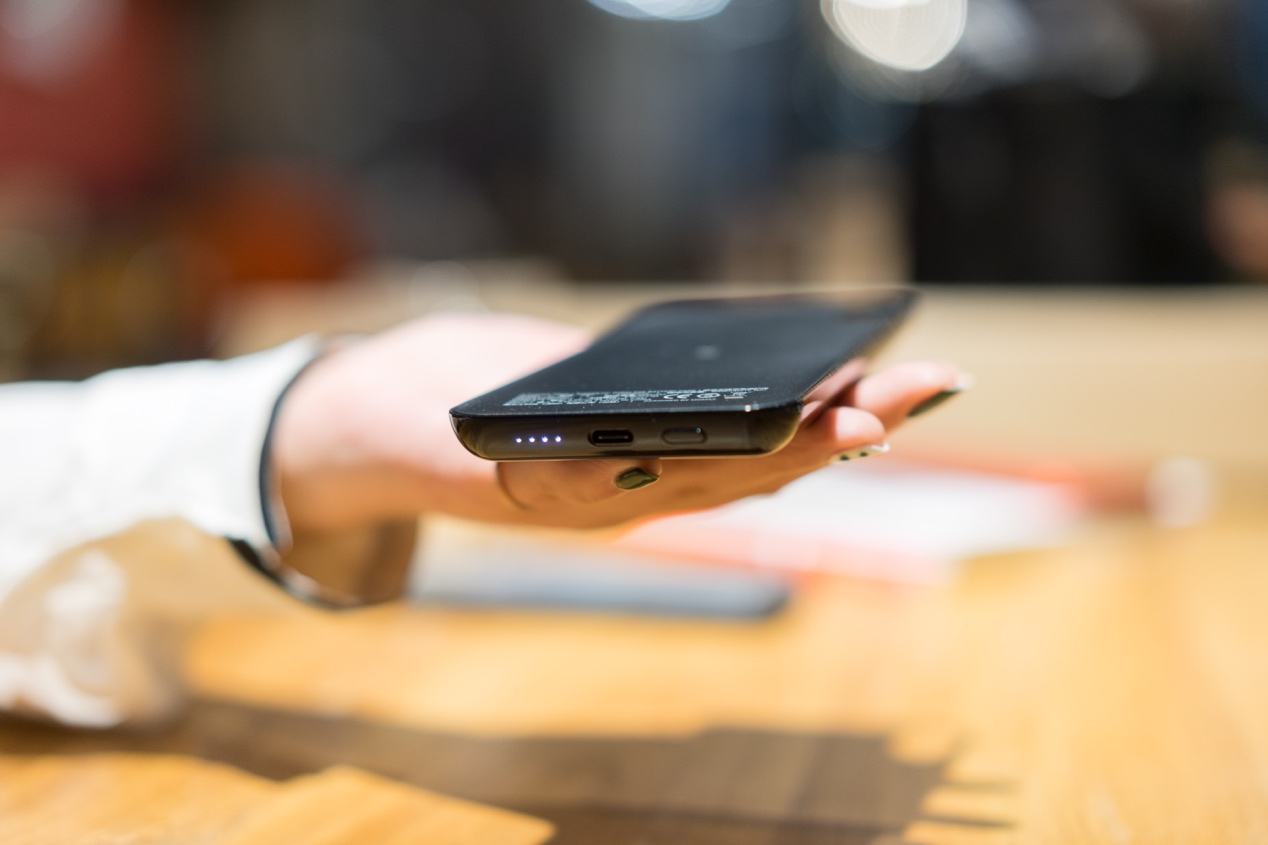 超薄磁吸充电宝摩米士,便携式充电宝快充摩米士