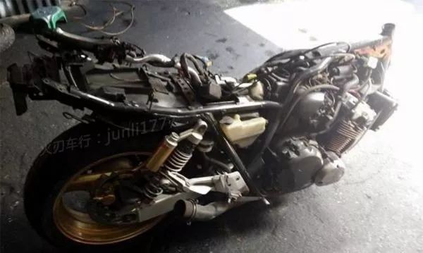 一辆破车的复原,一辆报废车翻新