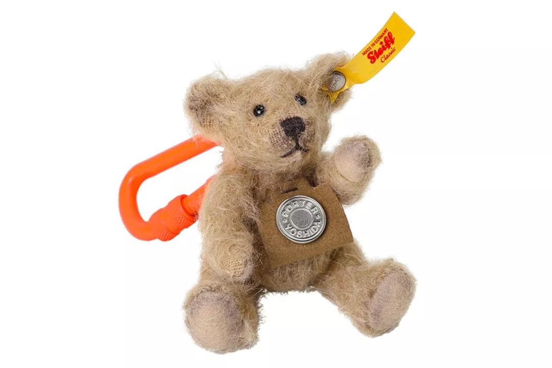 “Valentino红”降临东京，冠希哥说最近的生活“888”