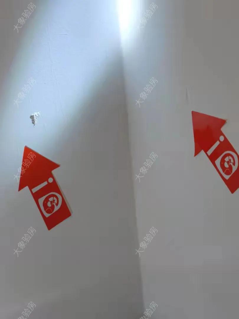 收房发现墙顶维修痕迹,精装房交房时踢脚线乳胶漆脱落