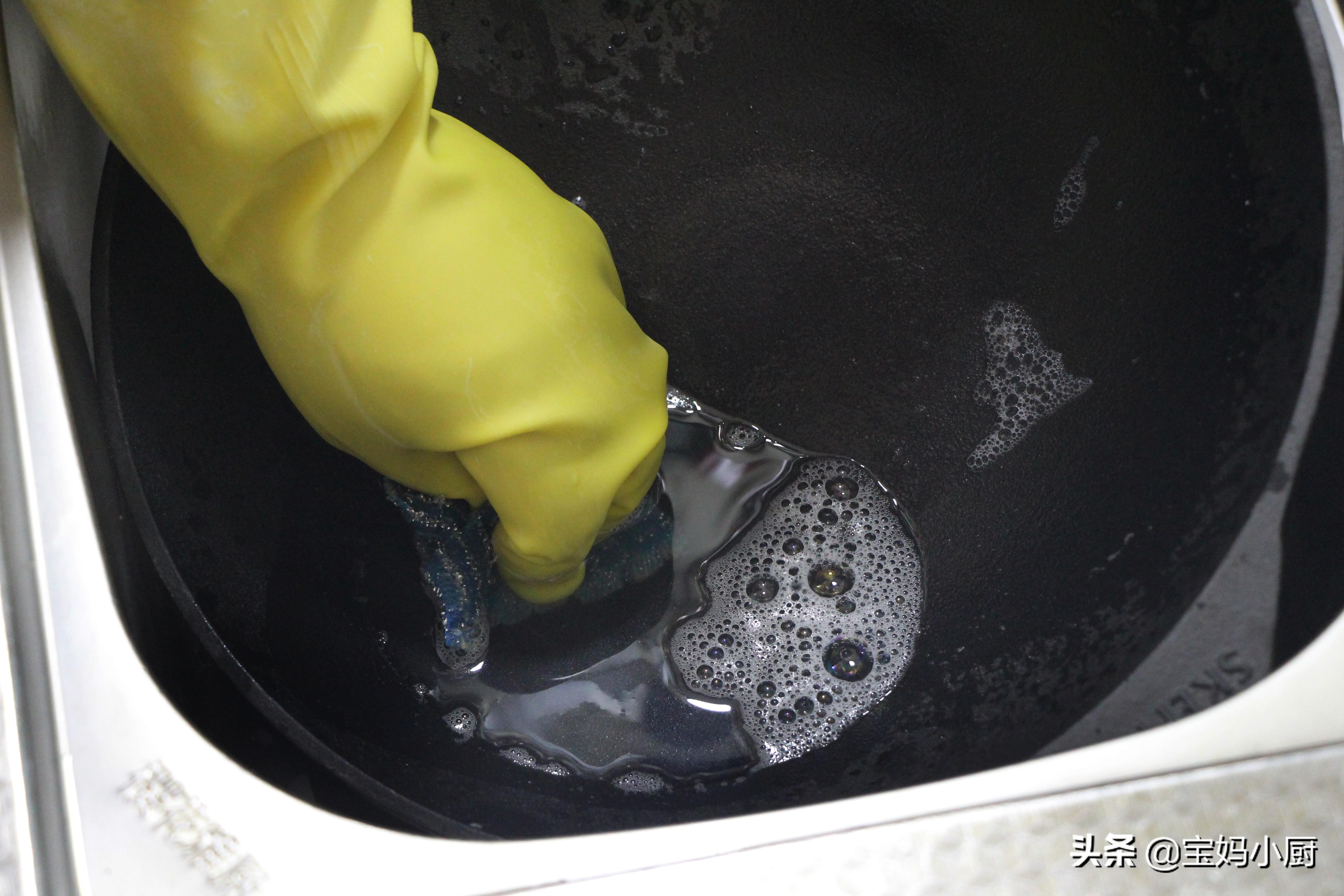 铁锅怎么开锅可以用植物油吗,铁锅怎么开锅必须用猪皮吗