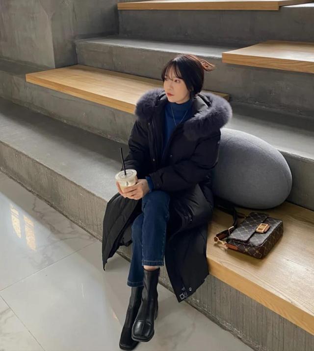 基础款黑色长款羽绒服怎么搭配,40-50岁黑色长款羽绒服搭什么裤子