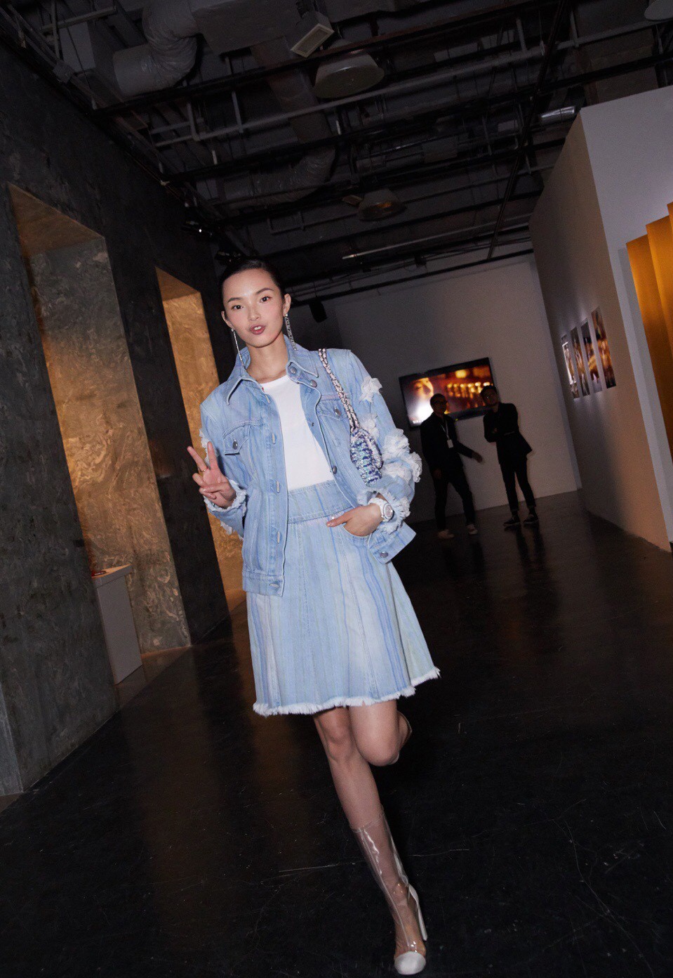 她被国外媒体称为“东方娃娃”，今穿运动装出镜，身体线条太完美