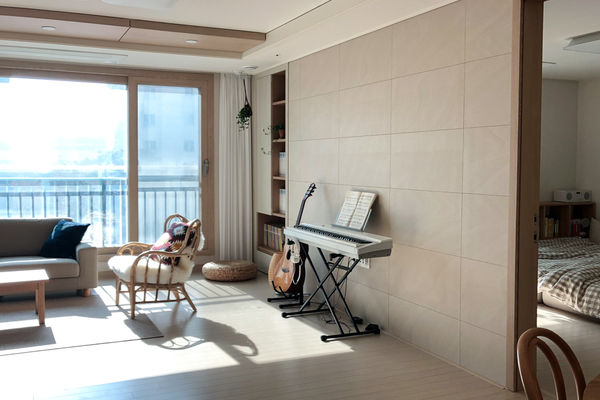 适合一家四口的书房式客厅 (五口之家客厅书房一体设计)