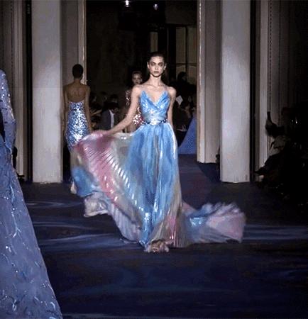 刘亦菲金裙子,刘亦菲穿一袭仙女裙现身活动