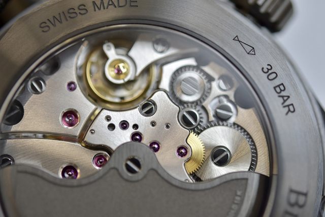 把一台超跑戴在手上,把车捧在手里