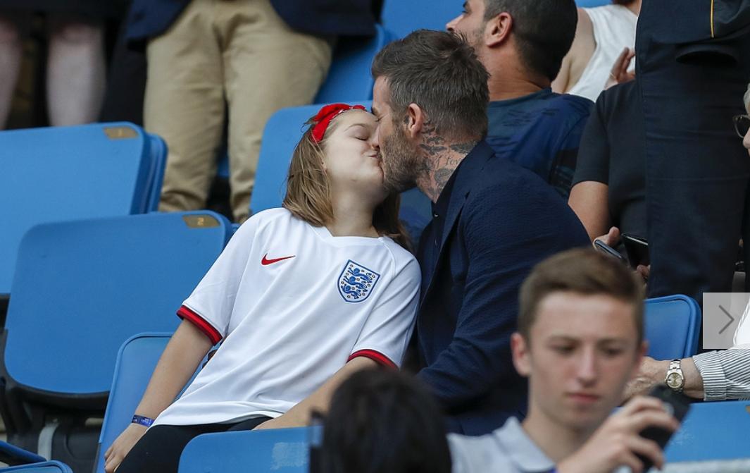 贝克汉姆小七亲吻,贝克汉姆与小七亲吻