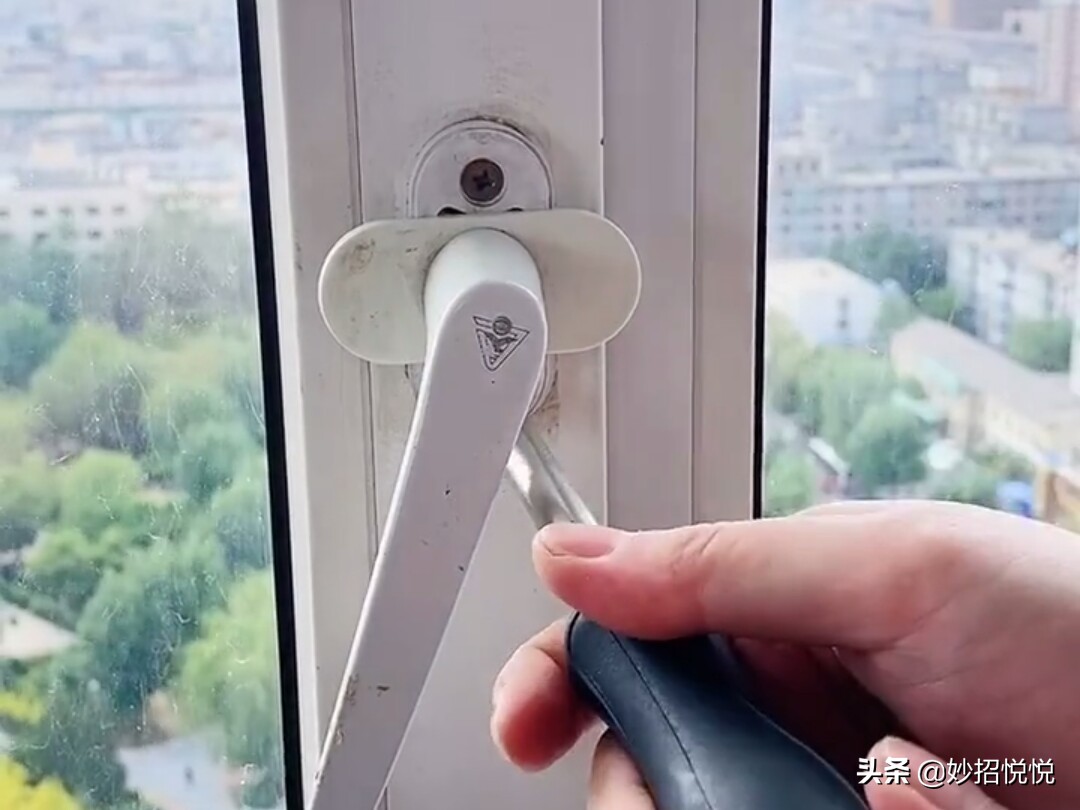 窗户刮风吱吱的响怎么维修,风大窗户会有刺耳声怎么修