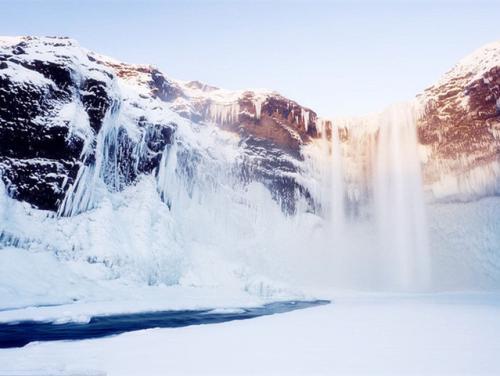 白雪横千峰，青天泻二流。登封如可作，应待翠华游——长白山