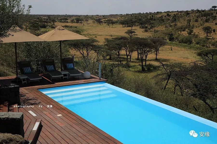 他，百亿富豪，常近乎全裸出现在公共视线里，却被英女王封为爵士