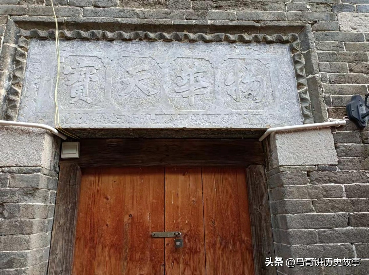 河南省鹤壁市鹤山区西杨邑村秦家大院门楣“道德广居”与传统文化