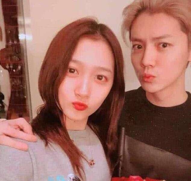 关晓彤父母去看鹿晗演唱会吗,关晓彤的爸妈看凤囚凰