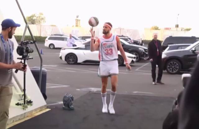 杜兰特戴粉色帽子,杜兰特穿便装戴帽子