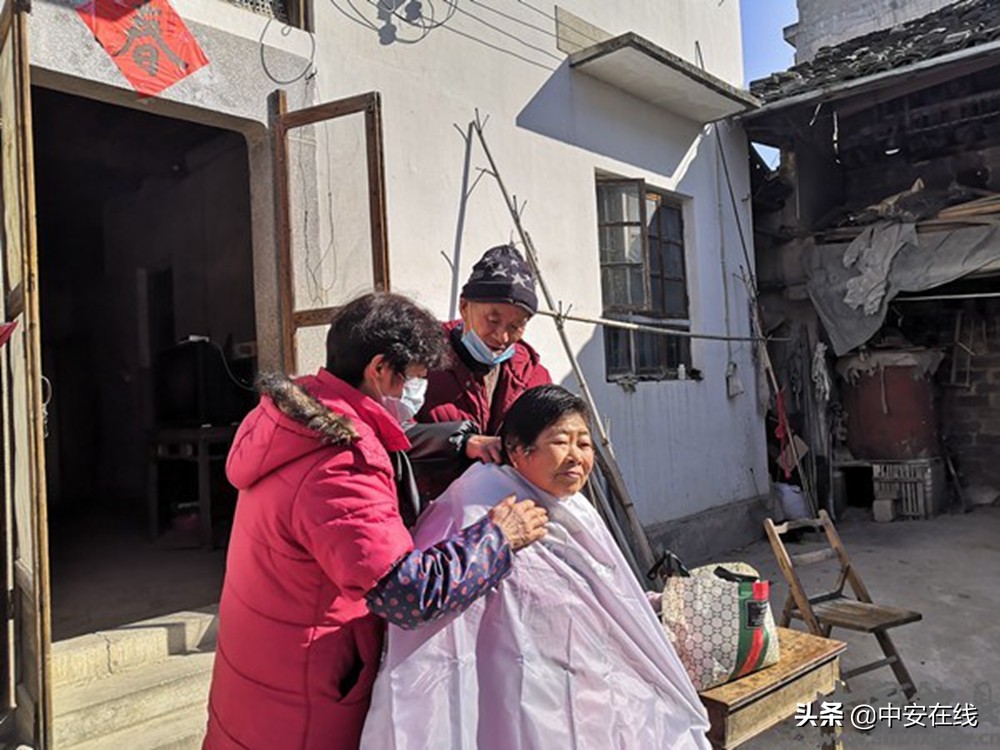 疫情期间邻里互助暖心故事,守望相助邻里和谐暖人心