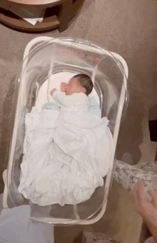 姜潮抱娃,姜潮抱儿子