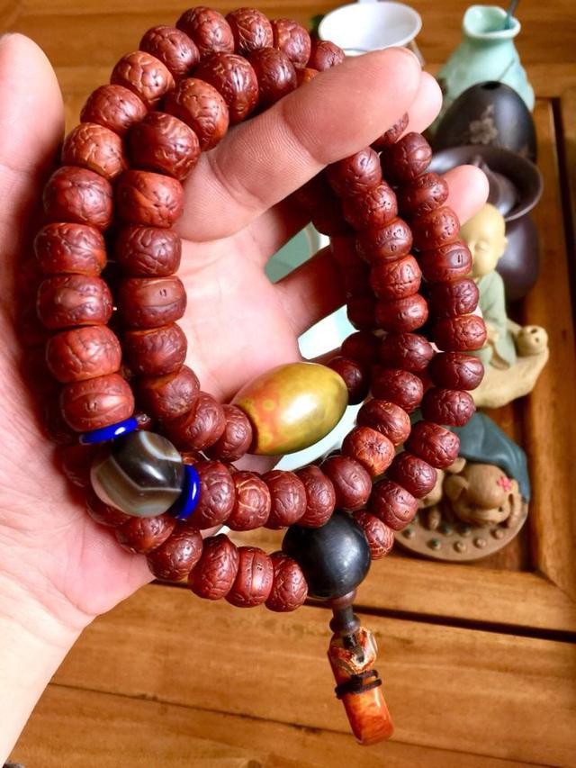 上油的文玩后期盘玩图片,文玩油颜色有黄有白