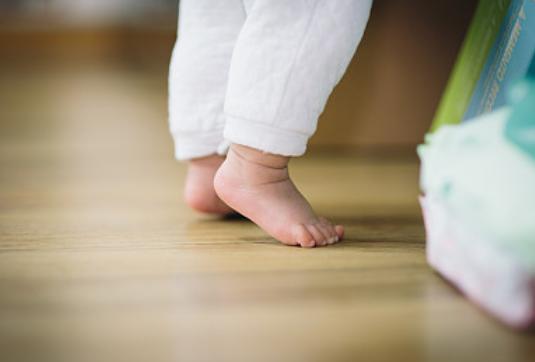 宝宝爱踮着脚尖走路是什么原因,宝宝爱踮脚尖走路