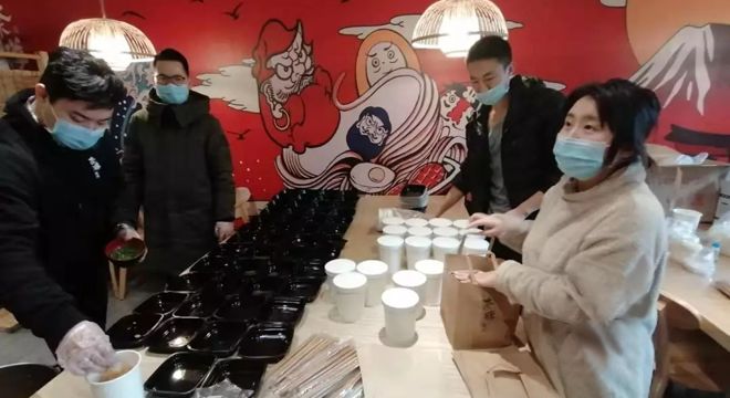 “买不到卫生巾，用保鲜膜捂住”：防护服下的女性秘密，让人泪目