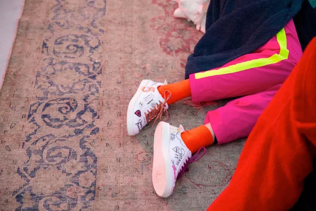 时髦就得穿高跟鞋？！nonono小白鞋也可以