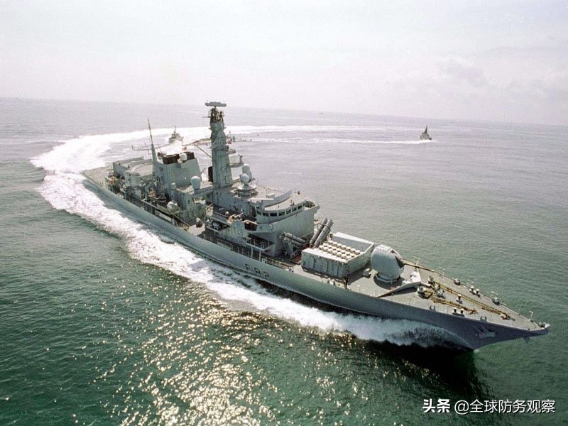 俄罗斯航母冒黑烟通过英吉利海峡,英吉利海峡英国军舰