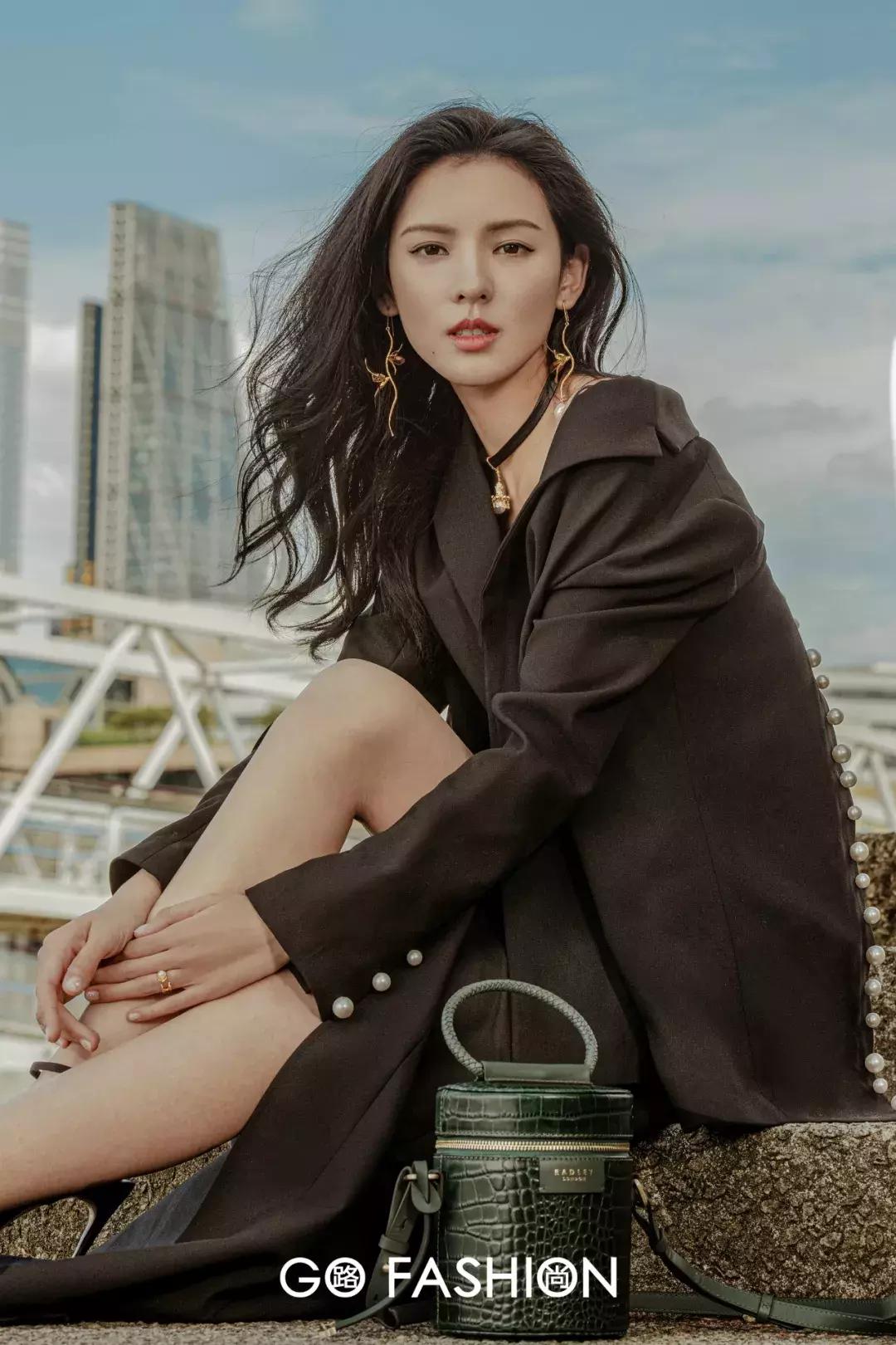 张予曦戴金丝框眼镜,张予曦银色服装