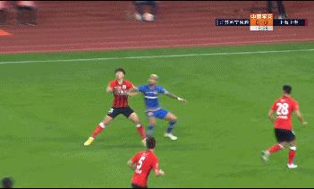 1红3黄0争议，韩国裁判MVP！91分钟暖心一幕，中超少见
