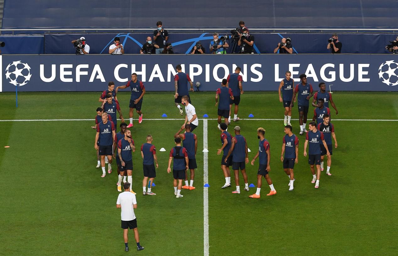 国足集训李铁什么水平,李铁看欧冠视频