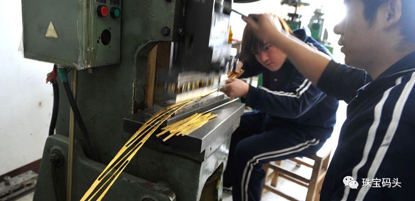 嘿，没见过黄金工厂吧，今天带你看透黄金首饰如何加工制作